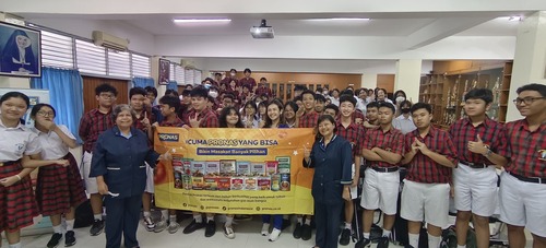 Coach Priska Sahanaya Jelaskan Teknik-Teknik Public Speaking dalam Presentasi di SMP Tarakanita 5 bersama PRONAS