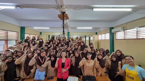 Coach Priska Sahanaya Menghadirkan Training Teknik Presentasi menuju dunia kerja di SMK Tunas Harapan Bersama Pronas : Membangun Generasi Muda yang Percaya Diri dalam Public Speaking