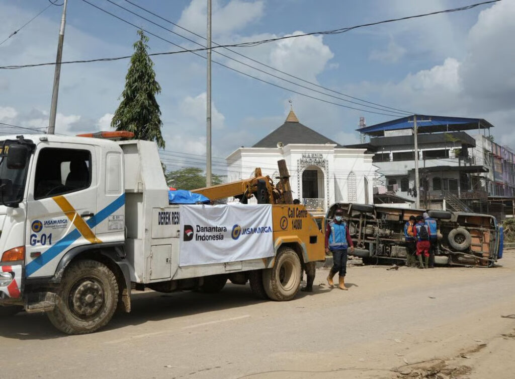 Peduli Masyarakat Korban Bencana Banjir dan Longsor, Jasa Marga Salurkan Bantuan Kemanusiaan