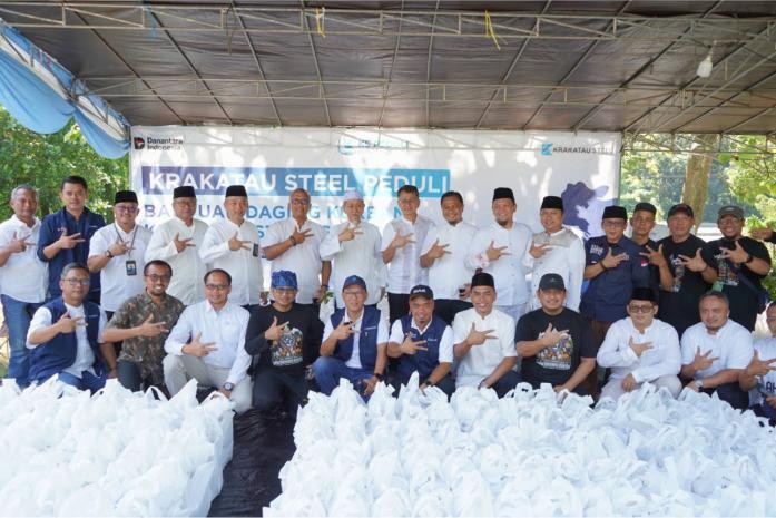 Krakatau Steel Group Salurkan Daging Kurban  untuk Masyarakat Cilegon