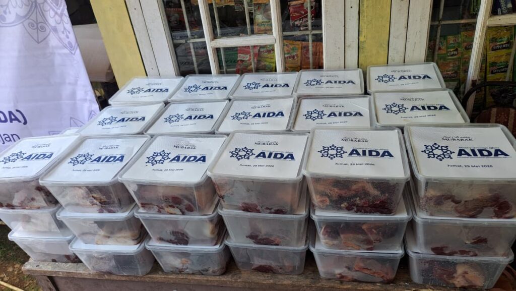 AIDA Kemlu Azerbaijan dan OIC Youth Indonesia Salurkan 500 Paket Daging Kurban bagi Masyarakat di Bogor dan Sukabumi