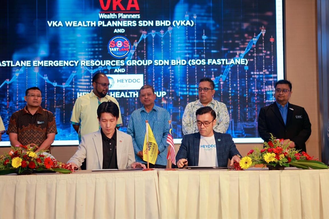 MoU signing between
Mr Jayden Chuah Chee Keong, Chief InsurTech Officer of
VKA Wealth Planners Sdn Bhd and
Dr Fabian Lim, Chief Operating Officer of HEYDOC Health Sdn. Bhd.
witnessed by
YBhg. Datuk Manoharan Periasamy, Chairman of Tourism Malaysia.