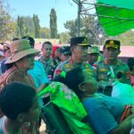 Kapolri Bersama Ketua Komisi IV DPR RI, Didampingi Kapolda NTT, Tinjau Pengungsi Gempa di Reo, Serahkan 2.000 Paket Sembako