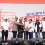 Semarak Merah Putih Kemerdekaan BRI Region 6 Meriahkan Pasar Malaka Rorotan, Dibuka dengan Simbolis Penumbukan Padi