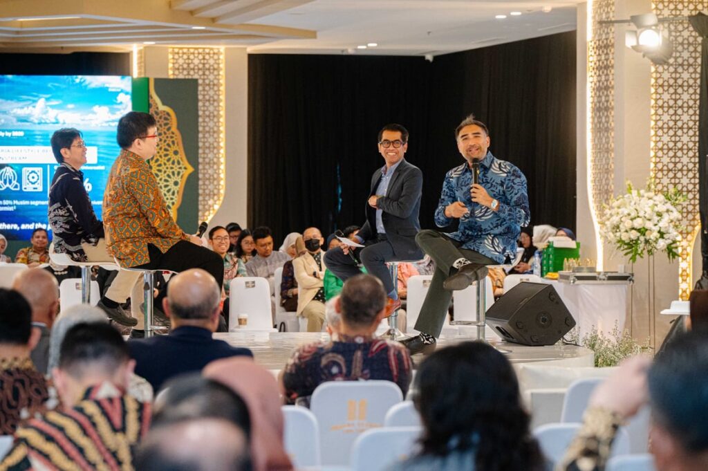                 Iskandar
Ezzahuddin, Presiden Direktur Prudential Syariah, saat paparannya di sesi